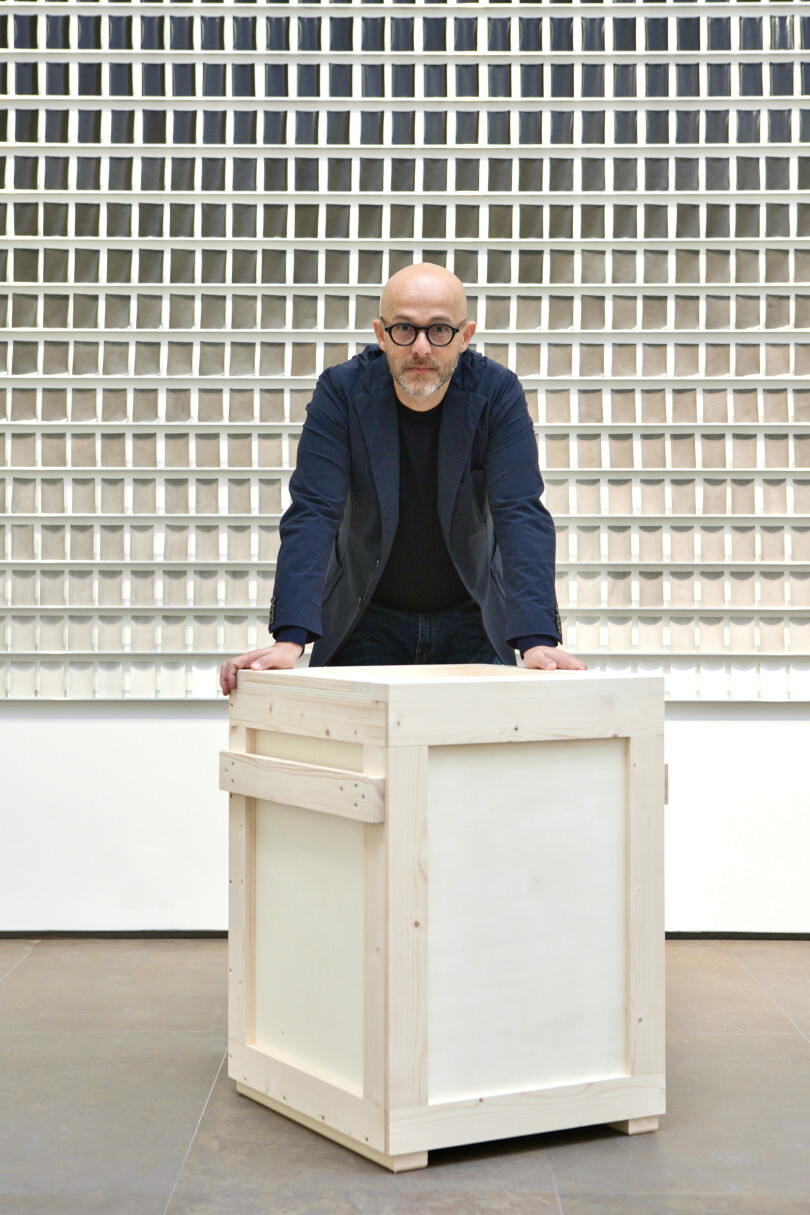 Le galeriste Thierry Bigaignon et sa malle secrète.